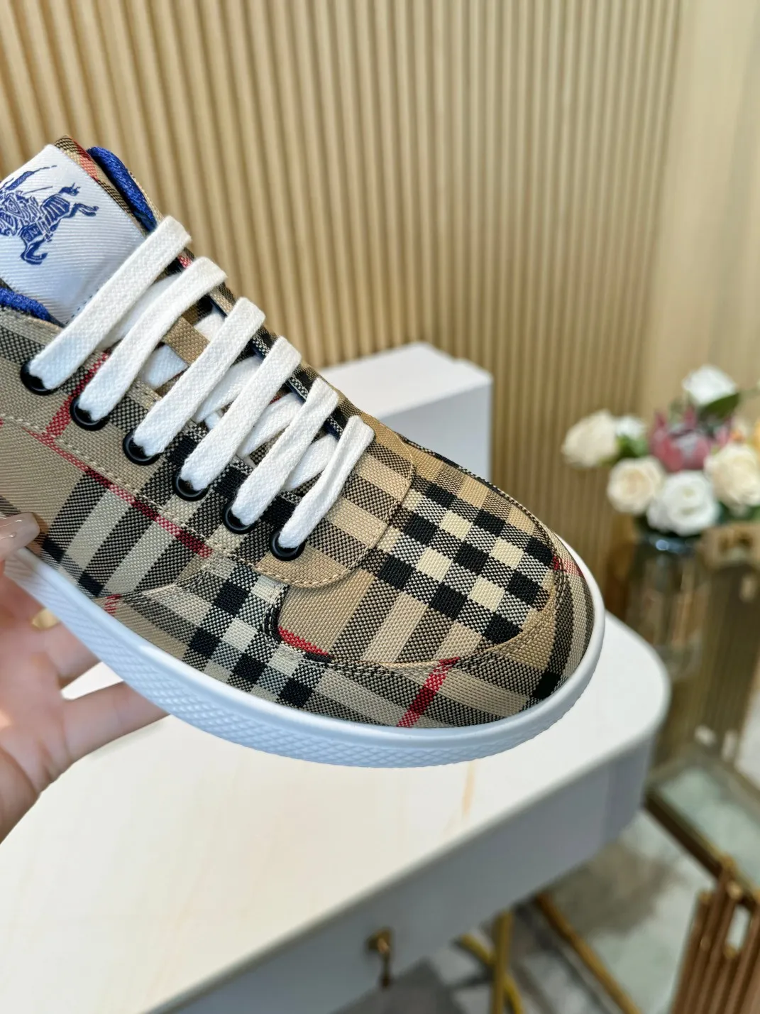 Men's men's shoes 💰560 Burberry's 2024 hot model is released. After three years, the classic plaid returns. It is versatile and decorated with worsted Burberry plaid pattern. Featuring a mesh lining and checkered laces, the rubber sole features the archive Burberry monogram. From Burberry's iconic collection, these wardrobe staples are interpreted with the brand's signature style.   ✅Fabric: classic cotton + silk cowhide ✅Lining: original board lining, silk cowhide lining ✅Outsole: TPU ✅Color: Beige ✅Code number: Men's 39-45 (45 customized)